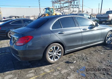 2016 Mercedes-Benz C 300 z USA, uszkodzony, nr VIN 55SWF4JB3GU144457